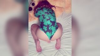 Milf latina bailando encima de su dildo - porn video